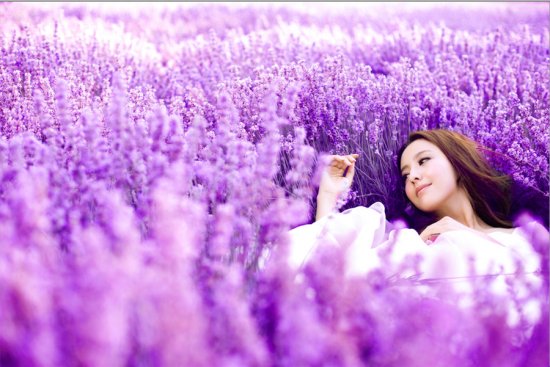 佟丽娅白裙花海写真 唯美宛若花仙子; =佟丽娅唯美新疆写真 翩翩若仙