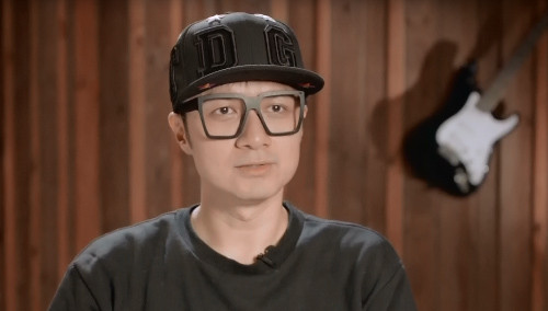 古巨基再现经典《monica》 何老师兴奋抢拍好尴尬